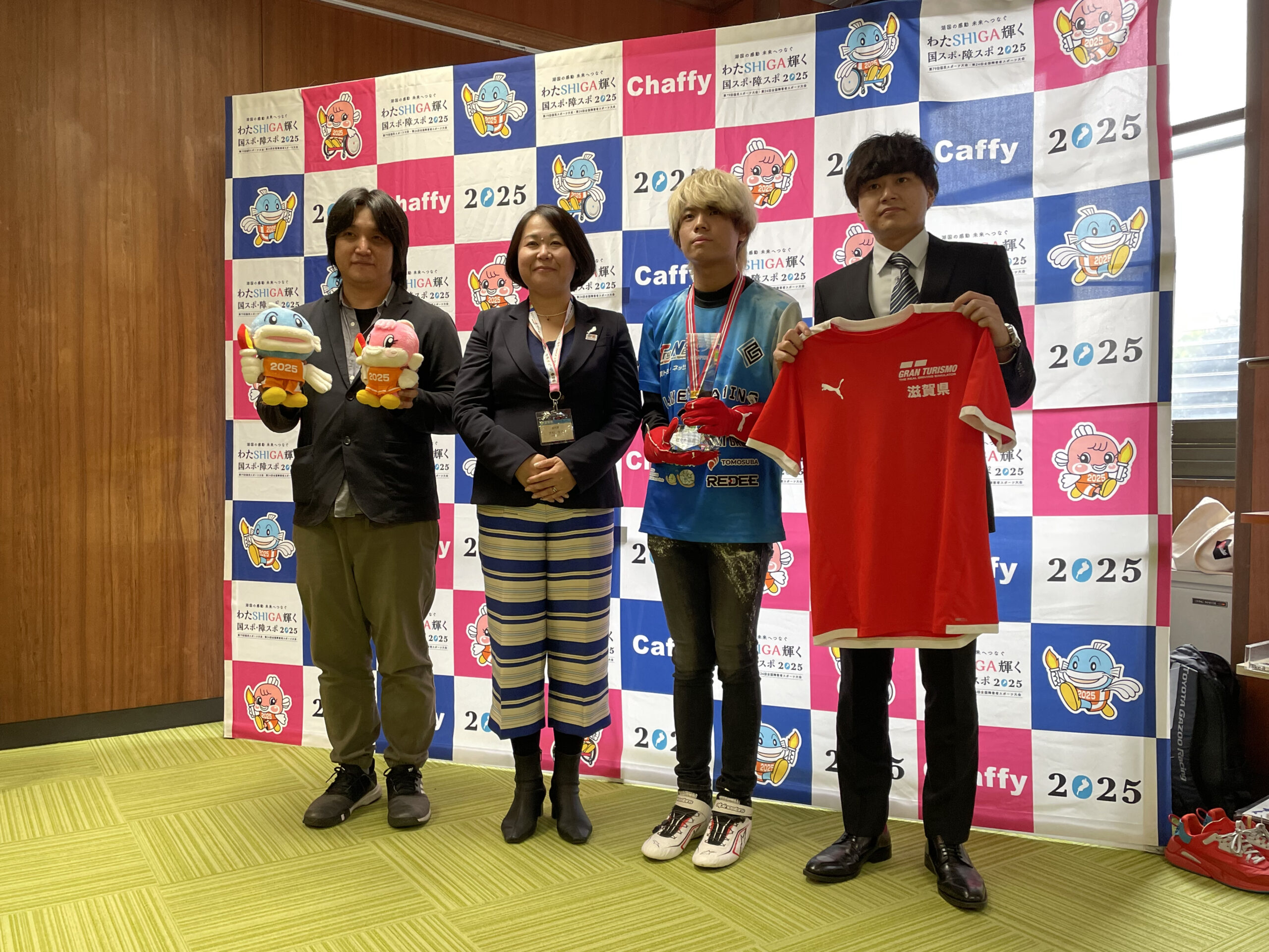 eスポーツ国体二連覇に輝いたたくあん選手が大杉住子滋賀県副知事へ表敬訪問を行いました。
